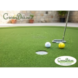 Detalle de hoyo instalado sobre césped artificial GreenDeluxe