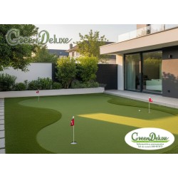 Diseño de putting green privado integrado en paisajismo moderno con césped de 13mm.