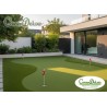 Diseño de putting green privado integrado en paisajismo moderno con césped de 13mm.